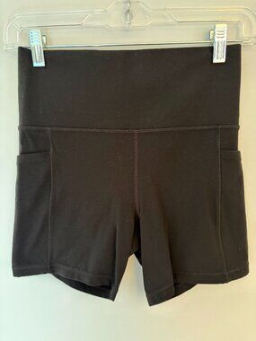 Athleta salutation stash 5" shorts - black size small